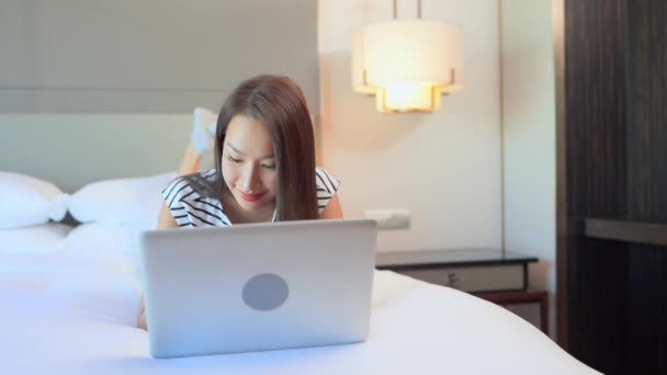 Кадри Азіатки Які Працюють Ноутбуком Вдома — стокове відео