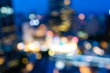 Şehir çevresinde soyut bulanıklık ve odaklanmış mimari yapı