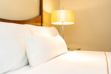 Yatak odasının iç dekorasyonuna beyaz yastık ve battaniye.