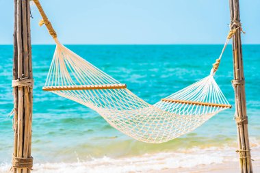 Boş bir tatil konsepti için deniz kıyısındaki boş bir hamak.