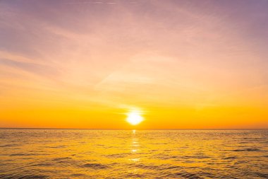 Günbatımında ya da doğuş saatinde doğa için deniz kıyısı okyanusunun güzel manzarası