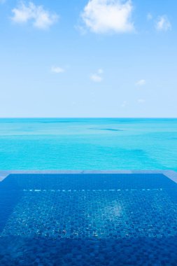 Deniz okyanusu, beyaz bulut ve seyahat için mavi gökyüzü manzaralı güzel sonsuzluk açık havuzu.