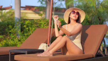 Güzel Asyalı bir kadının tatil sırasında güneşlendiği görüntüler.