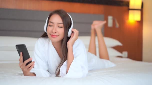 Felvétel Gyönyörű Ázsiai Hallgat Zenét Fülhallgató Otthon — Stock videók