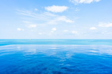 Güzel sonsuzluk açık yüzme havuzu. Deniz manzaralı. Beyaz bulut mavi gökyüzü arka planı.