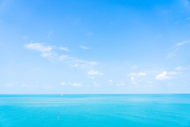 Beyaz bulutlu ve mavi gökyüzü arka planlı deniz okyanusunun güzel doğası.