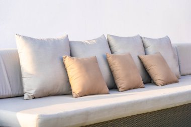 Kanepe dekorasyonunda bir sürü rahat yastık var.