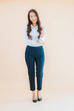 Güzel Asyalı iş kadını portresi izole edilmiş renk arka planında iş başında