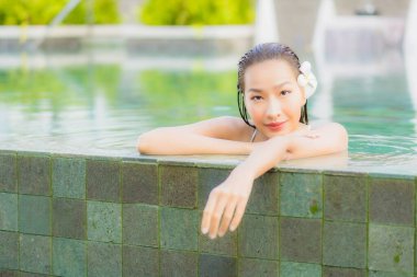 Güzel bir Asyalı kadın portresi. Rahat ol. Yüzme havuzu etrafında gülümse.