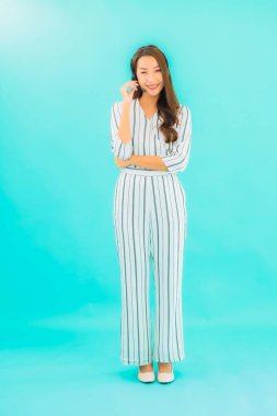 Güzel bir Asyalı kadın portresi mavi izole edilmiş arka planda çağrı merkezi