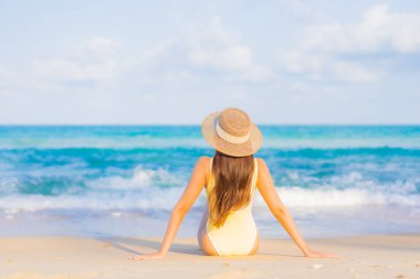 Güzel bir Asyalı kadının portresi. Rahatlayın. Plaj okyanusunda tatil yaparken gülümseyin.