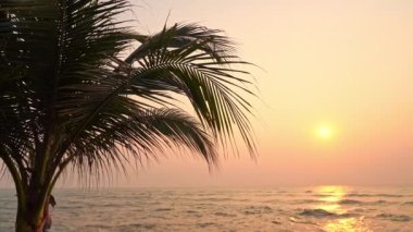 Güzel dalgalı denizin sakin görüntüleri.