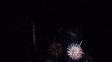 Gece gökyüzünde patlayan havai fişeklerin yakın çekim görüntüleri.