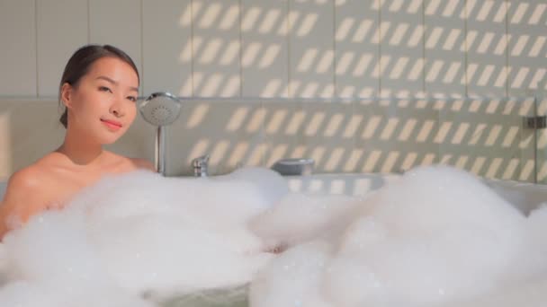 Imagens Bela Mulher Asiática Tomando Banho Com Bolhas Sabão — Vídeo de Stock