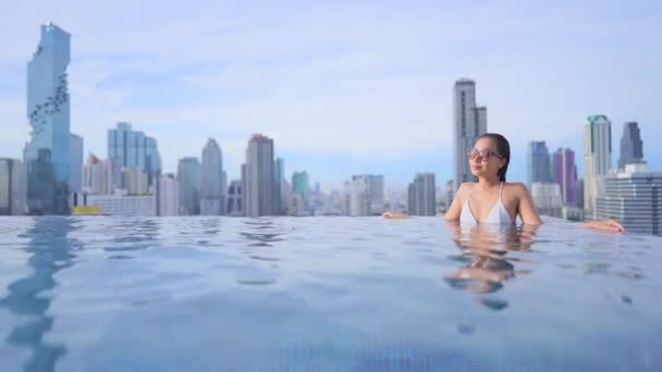 Material Archivo Hermosa Mujer Asiática Relajarse Sonrisa Ocio Alrededor Piscina — Vídeos de Stock