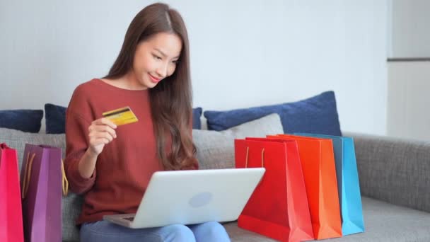 Material Archivo Hermosa Mujer Asiática Haciendo Shopping Casa — Vídeos de Stock