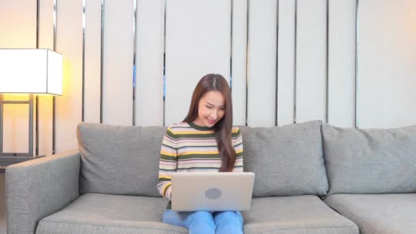 Beeldmateriaal Van Aziatische Vrouw Werken Met Laptop Thuis — Stockvideo