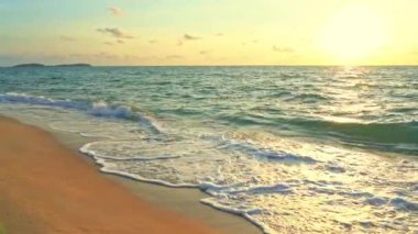 Güzel dalgalı denizin sakin görüntüleri.