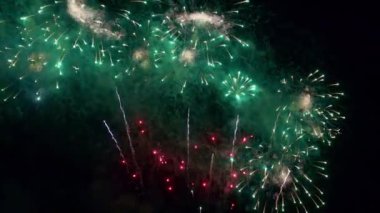 Gece gökyüzünde patlayan havai fişeklerin yakın çekim görüntüleri.