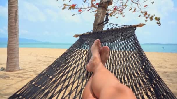 Ořezané Záběry Nohou Muže Relaxujícího Mořském Pobřeží — Stock video