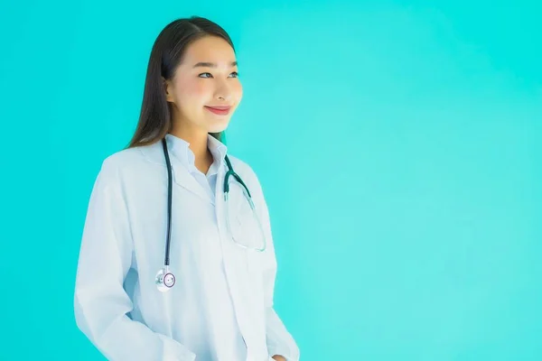 Porträtt Vacker Ung Asiatisk Läkare Kvinna Med Stetoskop För Användning — Stockfoto