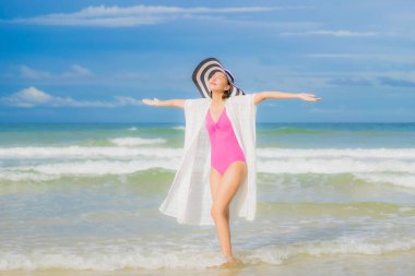 Güzel bir Asyalı kadının portresi. Plaj okyanusunda rahatla. Tatil gezisinde gülümse.