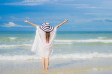 Güzel bir Asyalı kadının portresi. Plaj okyanusunda rahatla. Tatil gezisinde gülümse.