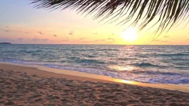 Güzel dalgalı denizin sakin görüntüleri.