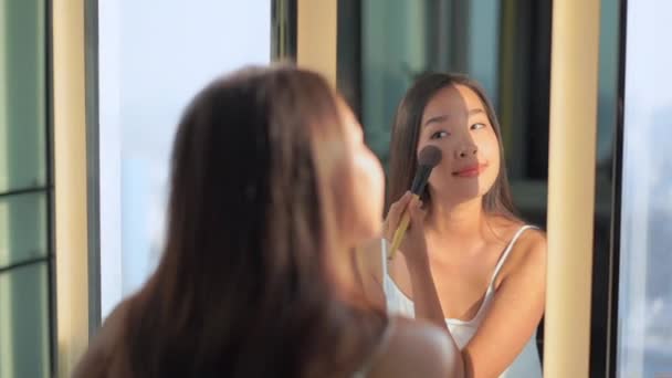 Portré Gyönyörű Fiatal Ázsiai Alkalmazó Kozmetikumok Tükör Fürdőszoba Belső — Stock videók