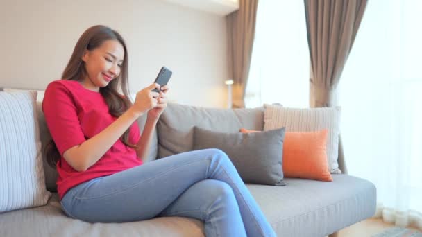 Metraje Hermosa Mujer Asiática Usando Teléfono Inteligente Casa — Vídeos de Stock