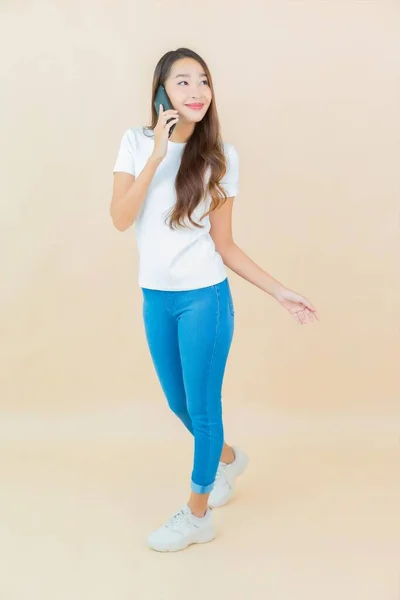 Portret Piękny Młody Azji Kobieta Używać Inteligentny Telefon Komórkowy Krem — Zdjęcie stockowe