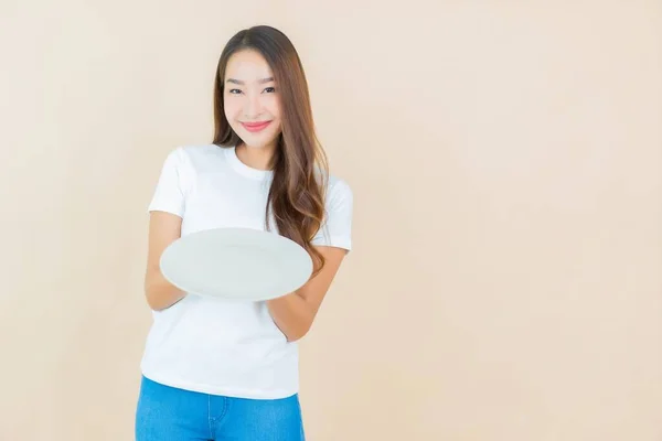 Портрет Красивая Молодая Азиатка Пустой Тарелкой Блюдо Кремовым Цветом Фона — стоковое фото
