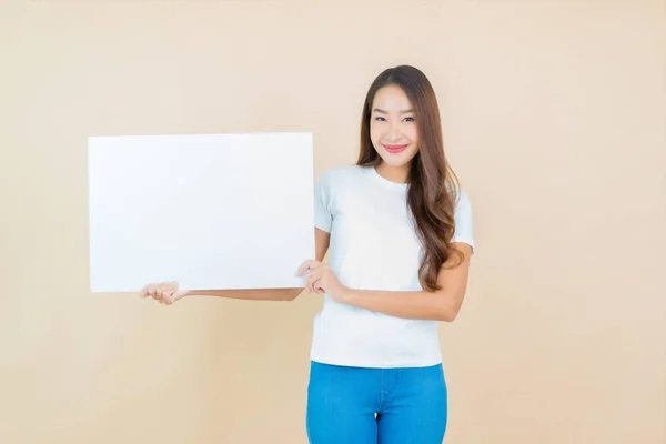 Retrato Hermosa Joven Asiática Mujer Mostrar Vacío Blanco Cartel Tarjeta — Foto de Stock