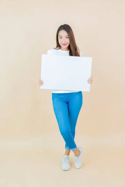 Portrait Beautiful Young Asian Woman Show Empty White Billboard Card — Stock Photo, Image