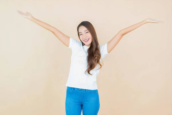 Retrato Hermosa Joven Mujer Asiática Sonrisa Con Acción Con Fondo —  Fotos de Stock