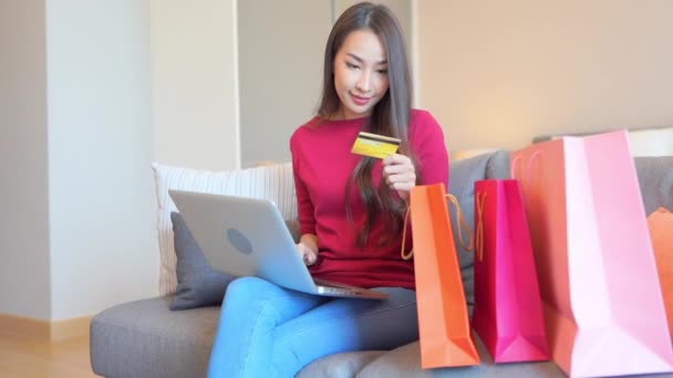 亚洲美女在家进行网上购物的镜头 — 图库视频影像