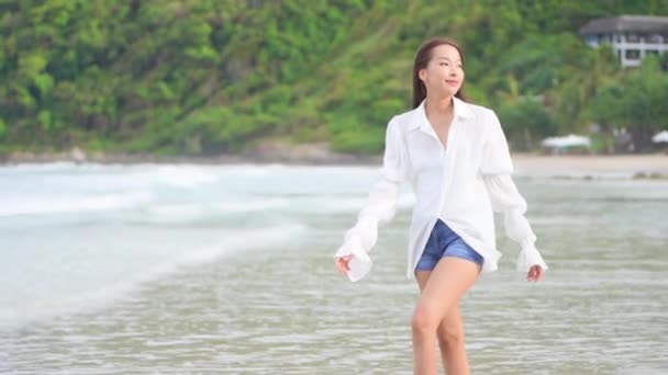 Séquences Belle Femme Asiatique Détendre Sur Bord Mer Pendant Les — Video