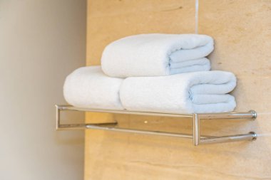 Banyoda kullanıma hazır beyaz havlu.