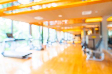 Egzersiz için spor aletleri olan soyut bulanık spor salonu.