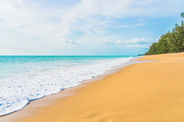 Hermosa Playa Tropical Mar Océano Con Nubes Blancas Cielo Azul — Foto de Stock