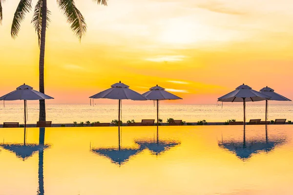 Sonnenschirm Liegestuhl Rund Den Pool Hotelresort Mit Meer Ozean Strand — Stockfoto