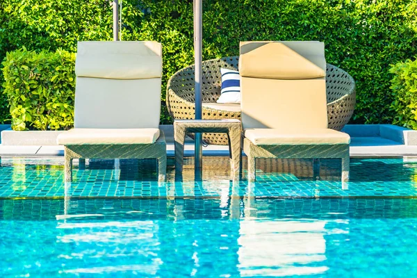 Guarda Chuva Cadeira Torno Piscina Exterior Para Férias Lazer — Fotografia de Stock