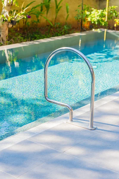 Schody Kolem Venkovního Bazénu Hotelovém Resortu Pro Dovolenou — Stock fotografie