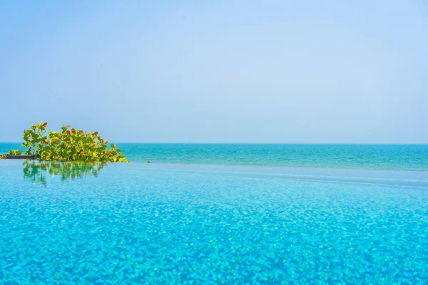 Ombrellone Sedia Intorno Alla Piscina All Aperto Hotel Resort Spiaggia — Foto Stock