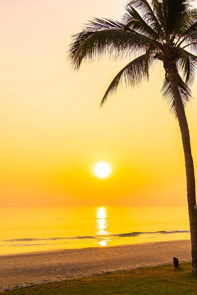 Зонтик Стул Открытого Бассейна Морским Пляжем Закате Восходе Солнца — стоковое фото