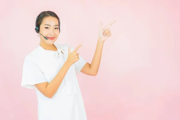 Retrato Hermosa Joven Mujer Asiática Con Auriculares Para Cliente Call — Foto de Stock