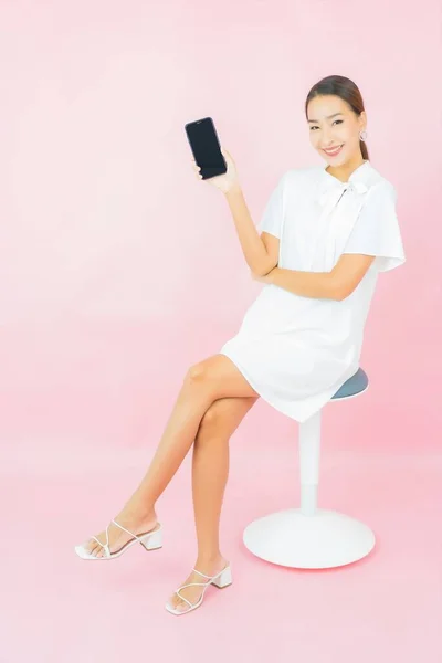 Πορτρέτο Όμορφη Νεαρή Ασιατική Γυναίκα Έξυπνο Κινητό Τηλέφωνο Ροζ Φόντο — Φωτογραφία Αρχείου