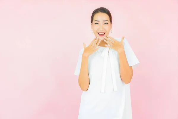 Retrato Hermosa Joven Asiática Mujer Sonrisa Con Muchos Acción Rosa — Foto de Stock