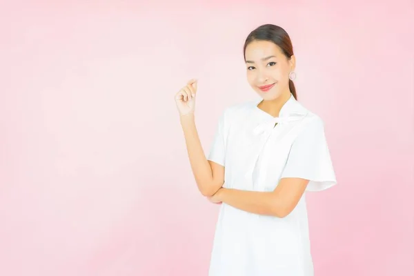 Retrato Hermosa Joven Asiática Mujer Sonrisa Con Muchos Acción Rosa — Foto de Stock