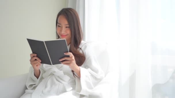 Filmmaterial Von Schönen Asiatischen Frau Lesen Buch Hause — Stockvideo